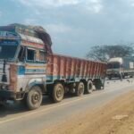 केशकाल ढाबा के सामने 14 चक्का ट्रक 5 दिनों से खराब, पुलिस ने लगाया बैरिकेट